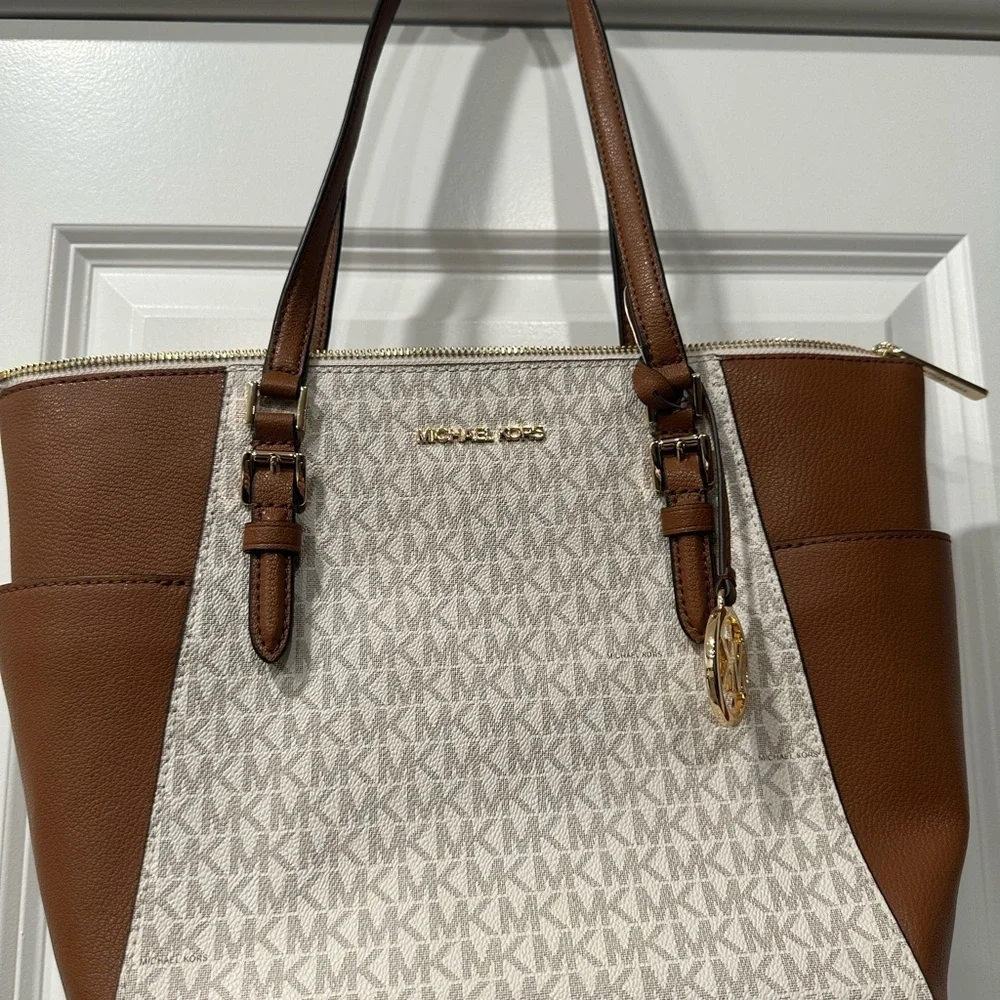 Michael Kors NWT Vanilla Charlotte Large Logo and Leather Top-Zip Tote Bag - Picture 7 of 7